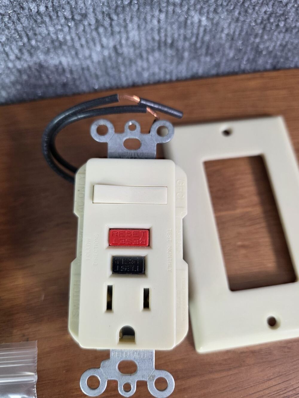 Leviton GFCI Outlet 15 Amp Combination Device Switch Ivory